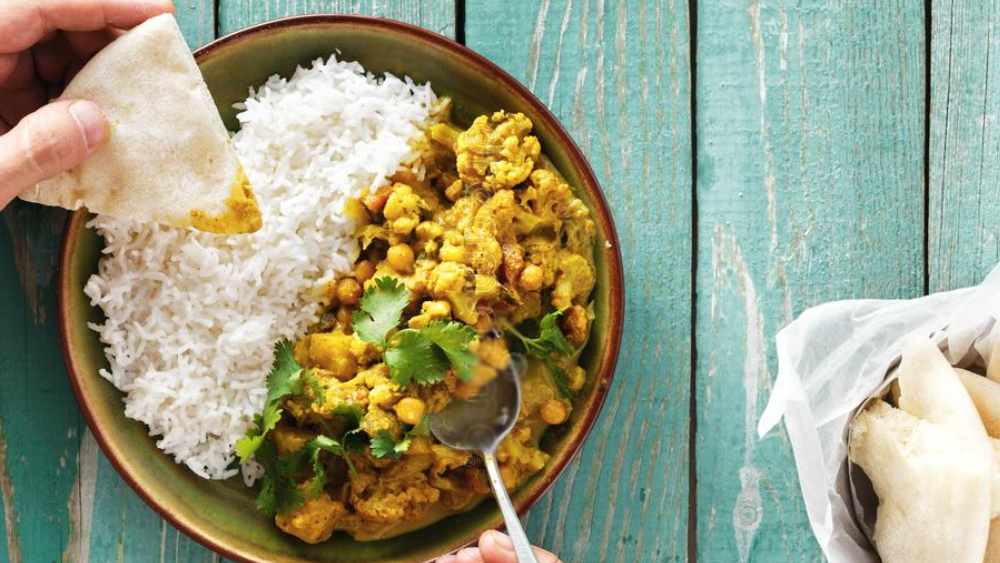 পরিসংখ্যান বলছে গত অক্টোবর থেকেই ব্রাজিল থেকে ফিলিপিন্স পর্যন্ত দেশগুলিতে মাংসের বিক্রি কমেছে। অতিমারি ও তার জেরে হওয়া অর্থনৈতিক সঙ্কটে ডিমের মতো বিকল্প প্রোটিনও কিনতে পারছেন না অনেকে। বদলে ভাত, রুটি, ন্যুডলস দিয়েই নিরামিষে পেট ভরাচ্ছে তৃতীয় বিশ্বের দেশগুলি।