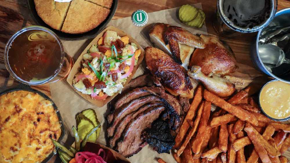 অতিমারির পর থেকে আমেরিকাতেও গোমাংসের দাম ৬ শতাংশ বেড়েছে। মুরগির মাংসের দাম বেড়েছে ৯ শতাংশ। পর্ক বা শূকরের মাংসের দাম ১৩ শতাংশ বাড়ানো হয়েছে। ৪৮ বছর বয়সি নিউ ইয়র্কের বাসিন্দা ইউডেলিয়া পেনা জানাচ্ছেন, এই বিপুল দাম বৃদ্ধির কারণে মাংস খাওয়া ভুলতে বসেছে তাঁর পরিবার। অতিমারিতে কাজ হারিয়ে এখন তাঁদের পরিবারে রোজগেরে বলতে একজন। ফলে অতিমারির খাবারের জন্য তাঁরা যে পরিমাণ অর্থ ব্যায় করতেন, তার অর্ধেকও খরচ করতে পারছেন না এখন। পেনার কথায়, ‘‘আগে প্রতিদিন দু’টো মুরগির মাংস আনতাম। এখন সপ্তাহে একটা মুরগির মাংস এনে সেটা অর্ধেক কেটে খরচ করি।’’