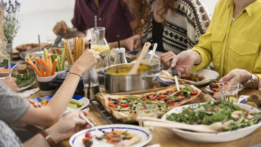 তবে পেনাদের নিয়ে বেশি চিন্তিত নন অর্থনৈতিক বিশারদরা। তাঁদের আশঙ্কা নিরামিষাশীদের নিয়ে। গত এক বছরে আমিষ না খেতে পেরে এখন বহু গ্রাহকই মাংস ছেড়ে নিরামিষ বিকল্প বেছে নিচ্ছেন। এবং তাঁরা জানাচ্ছেন, এভাবে তাঁরা আগের থেকে বেশি সুস্থ এবং ভাল আছেন।