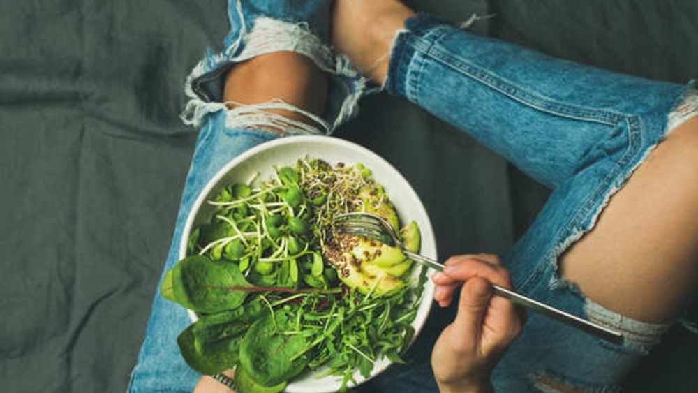 অতিমারি কি তবে শেষ পর্যন্ত বিশ্ববাসীকে নিরামিষাশী করে তুলবে? সময়ই বলবে। তবে তার আগেই বাড়তে থাকা অর্থনৈতিক সঙ্কট আমাদের খাবারের অভ্যাসে পুরোপুরি বদল না ঘটনায়, সেটাই ভাবার।