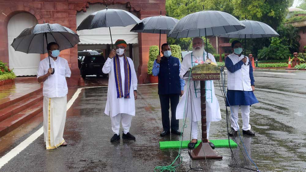 সবুজ ম্যাটের উপরে দাঁড়িয়ে মোদী। এ নিয়েই কটাক্ষ।