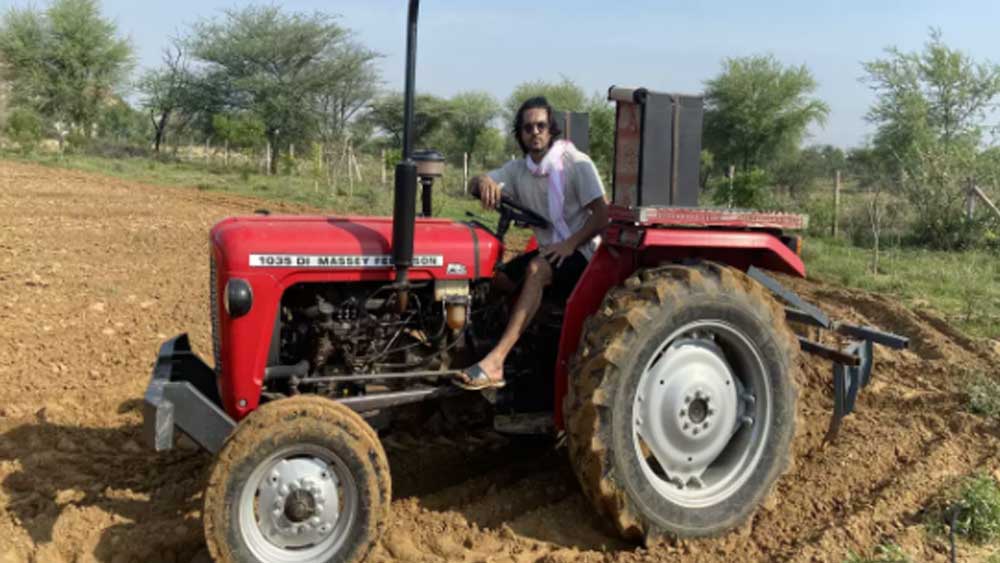 ট্র্যাক্টর চালাচ্ছেন আশিস