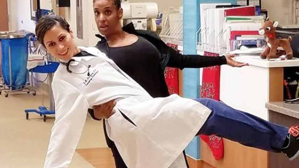 শরীরের সমস্ত ‘প্রতিবন্ধকতা’ লুকিয়ে নয়, বরং সেগুলি যে অস্বাভাবিক কিছু নয় তা জানাতেই খোলামেলা পোশাকে র‌্যাম্পে হাঁটেন তিনি।