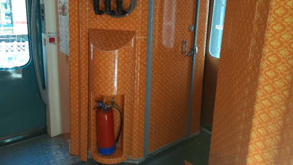 কোথাও আগুন লাগলে যাত্রীদের সতর্ক করা, তা চিহ্নিত করা এবং স্বয়ংক্রিয় ভাবেই আগুন নিয়ন্ত্রণে আনারও ব্যবস্থা থাকছে প্রতিটি কোচে।