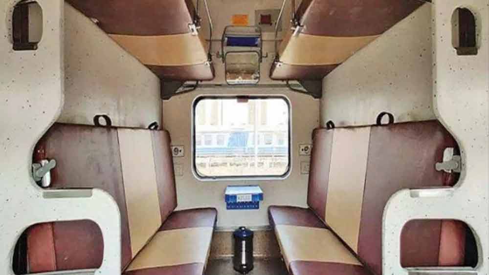 ট্রেনের মধ্যেই কোনও যাত্রী আচমকা অসুস্থ হয়ে পড়লে তাঁর কাছে যাতে দ্রুত চিকিৎসা পরিষেবা পৌঁছে দেওয়া যায়, সে কথা মাথায় রেখেছেন রেল কর্তৃপক্ষ।