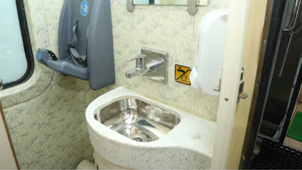 রেলের শৌচালয় নিয়ে প্রায়শই অসন্তুষ্ট থাকেন যাত্রীরা। এ বার বোধ হয় সেই অসন্তোষ দূর হওয়ার সময় এসেছে। মুম্বই রাজধানীর এই আধুনিক কোচের শৌচাগার বেশ চিত্তাকর্ষক। নকশা কাটা আকর্ষণীয় প্যানেলিং করা রয়েছে শৌচাগারের দেওয়ালে। বেসিনটিও আধুনিক ছাঁদের।।