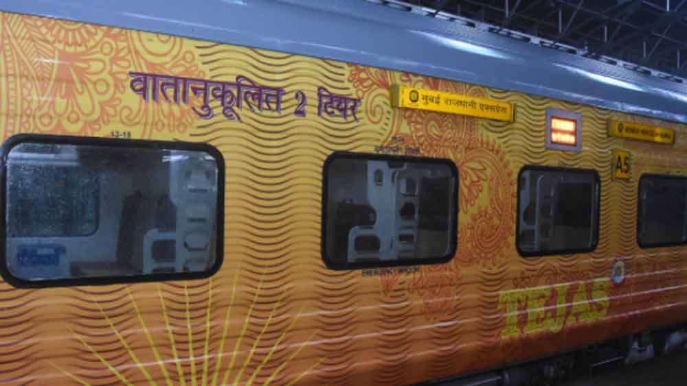 শৌচাগারের ভিতরে থাকা অবস্থায় কোনও যাত্রী অসুস্থ হয়ে পড়লে কিংবা কোনও রকম বিপদের সম্মুখীন হলে তৎক্ষণাৎ পাশের দেওয়ালে থাকা প্যানিক বোতাম টিপে দিলেই ট্রেনের গার্ডের কাছে বার্তা পৌঁছে যাবে।