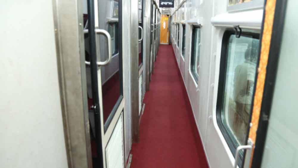 শৌচাগার ফাঁকা রয়েছে কি না জানতে দরজা ঠেলে দেখার প্রয়োজন নেই। দরজার বাইরে লাগানো স্বয়ংক্রিয় সেন্সর পর্দায় তা দেখে নিতে পারবেন যাত্রীরা।