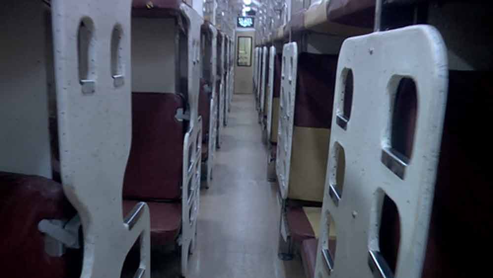 দূরপাল্লার ট্রেনে যাঁরা একেবারে উপরের বার্থ পান, অনেক সময়ই উপরের বার্থে উঠতে সমস্যায় পড়তে হয় তাঁদের। সেই সমস্যায় যাতে পড়তে না হয় তা মাথায় রেখেই এই কোচগুলি বানানো হয়েছে।