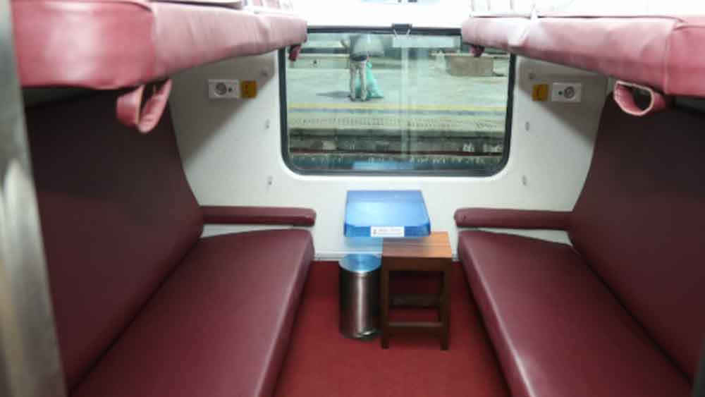 প্রত্যেক যাত্রীর জন্য মোবাইল ফোন চার্জ দেওয়ার ব্যবস্থা থাকছেই।