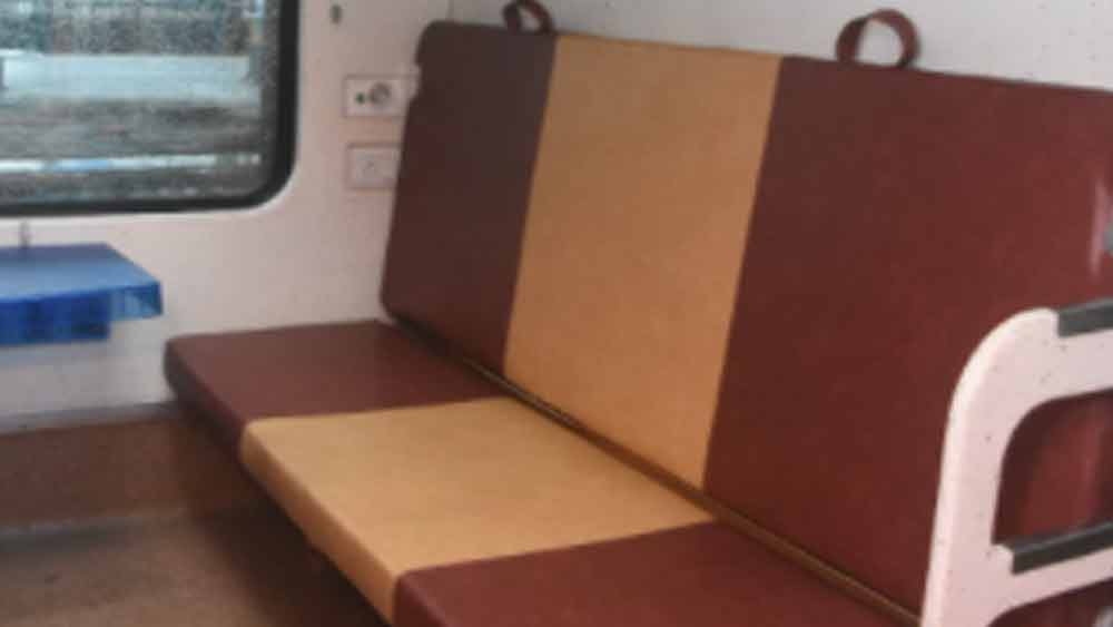 প্রতিটি বসার আসন তৈরি করা হয়েছে সিলিকন ফোম দিয়ে। এগুলি অগ্নি নিরোধক এবং আরামদায়কও।