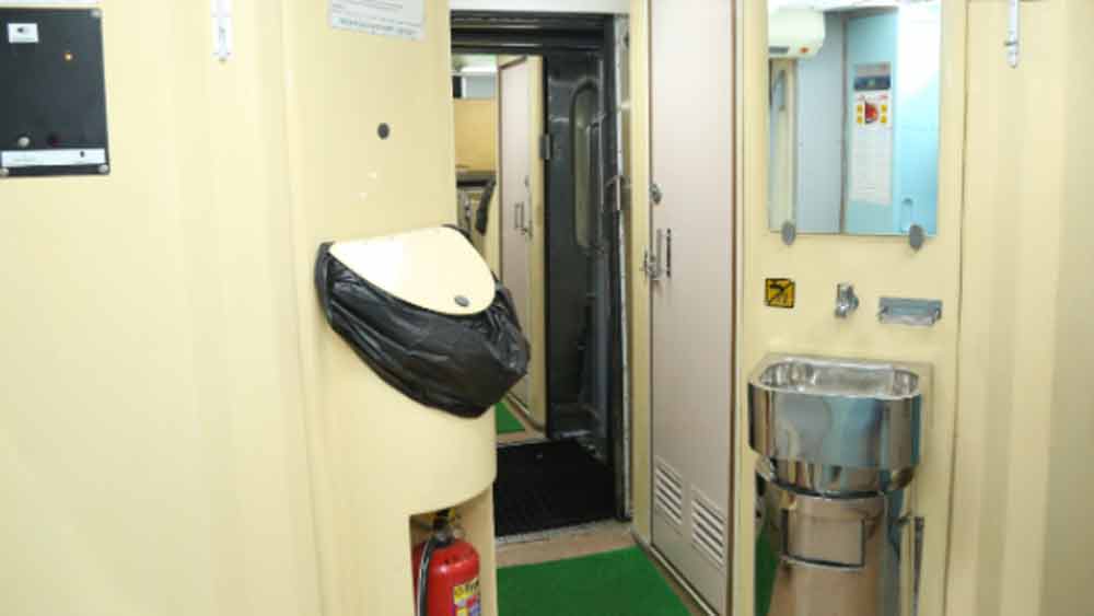 কোচগুলিতে এয়ার সাসপেনসন বগি সিস্টেম রয়েছে। ফলে যাত্রা অনেক মসৃণ হবে। শীতাতপ নিয়ন্ত্রক যন্ত্র ঠিক মতো কাজ করছে কি না জানতে পারা যাবে কোচে লাগানো বায়ুর গুণাগুণ পরিমাপের যন্ত্র দিয়েই।