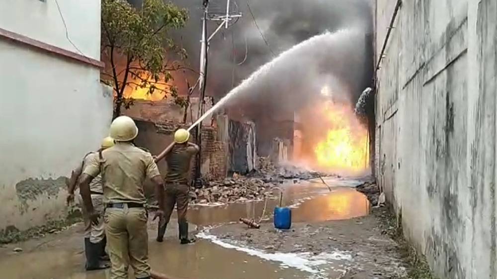 আগুন আয়ত্তে আনার চেষ্টা চালাচ্ছেন দমকলকর্মীরা।