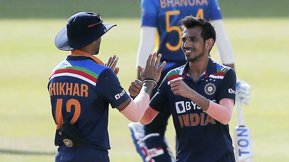 চহালকে শুভেচ্ছা জানাচ্ছেন শিখর ধবন। 