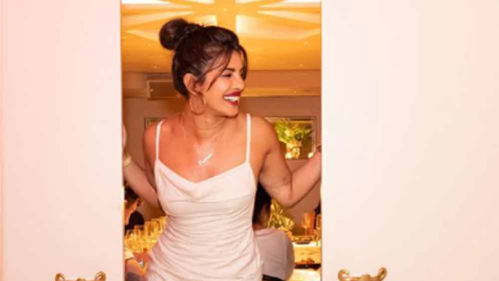 নিক যে রেড ওয়াইন প্রিয়ঙ্কাকে দিয়েছেন তার দাম কত? ৭৫০ মিলিলিটারের একটি বোতলের দাম ভারতীয় মুদ্রায় অন্তত ১৩ লাখ টাকা।