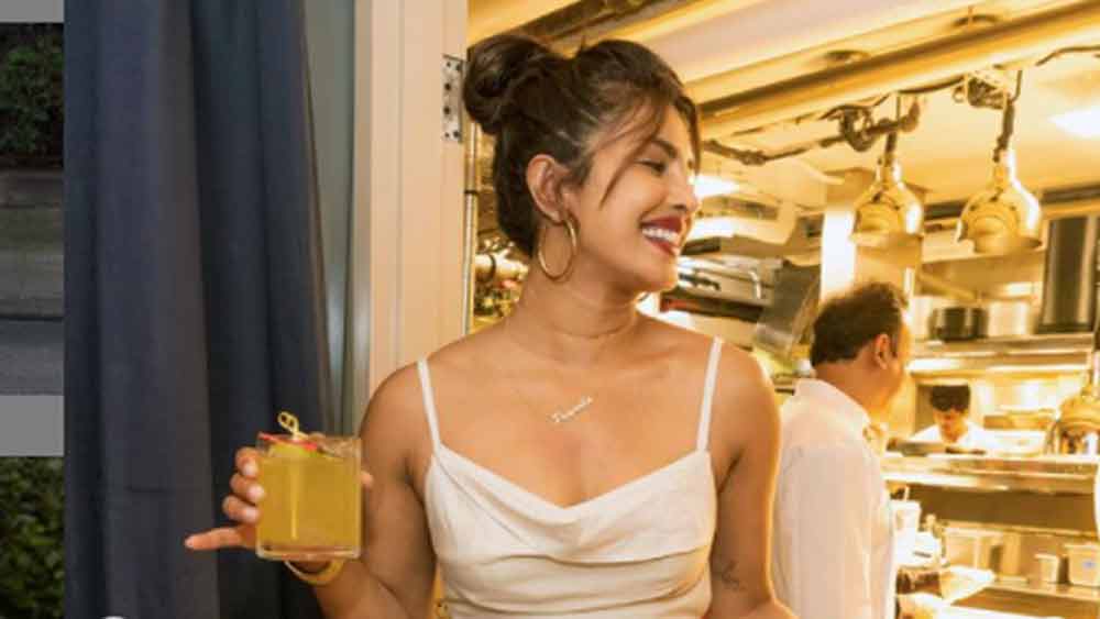 প্রিয়ঙ্কার জন্মও ১৯৮২ সালে। সেটি মাথায় রেখেই স্ত্রীকে এই রেড ওয়াইন উপহার তাঁর।