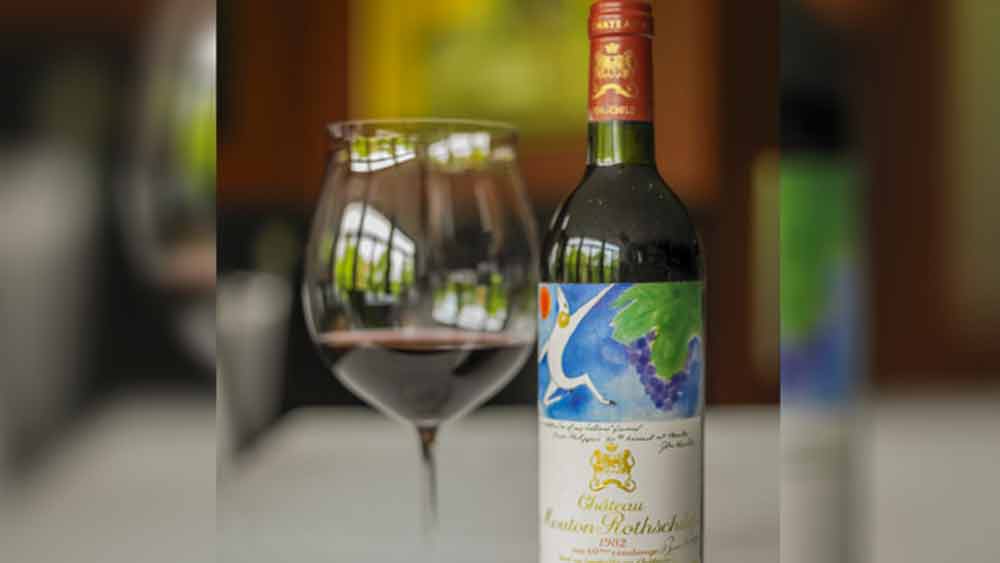 প্রিয়ঙ্কাকে কী উপহার দিলেন নিক? ১৯৮২-র একটি শাতো মোটওন রোথেশিল্ডের বোতল।