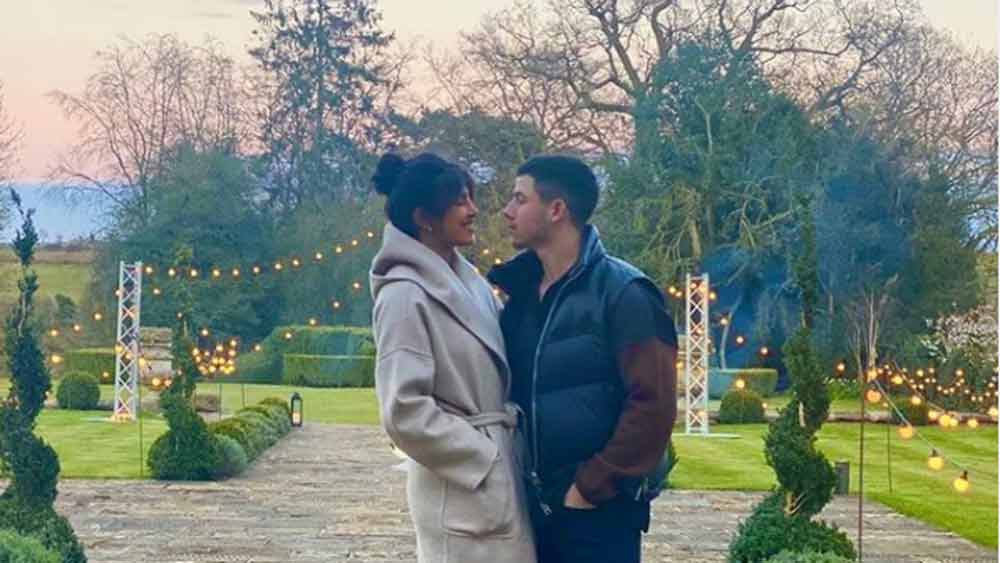 এই মুহূর্তে রুশো ব্রাদার্স-এর টেলিভিশন সিরিজ ‘সিটাডেল’-এর শ্যুটিংয়ে ব্যস্ত প্রিয়ঙ্কা। নিকের থেকে অনেকটাই দূরে রয়েছেন তিনি।