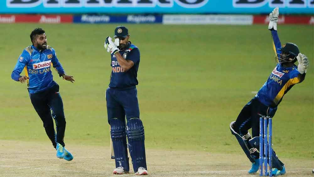 অধিনায়ক ধবনকে ফেরাতেই ধনঞ্জয় ডি সিলভার উল্লাস। 