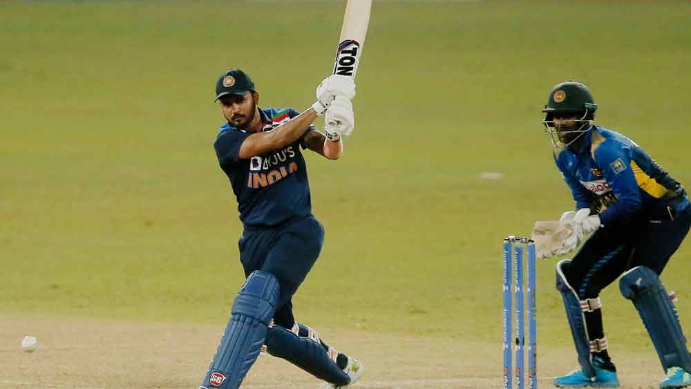 দুর্ভাগ্যজনক ভাবে রান আউট হলেন মনীশ। 