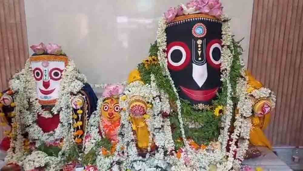 মাহেশের মন্দিরে সারা দিন পুজোপাঠ চলে।