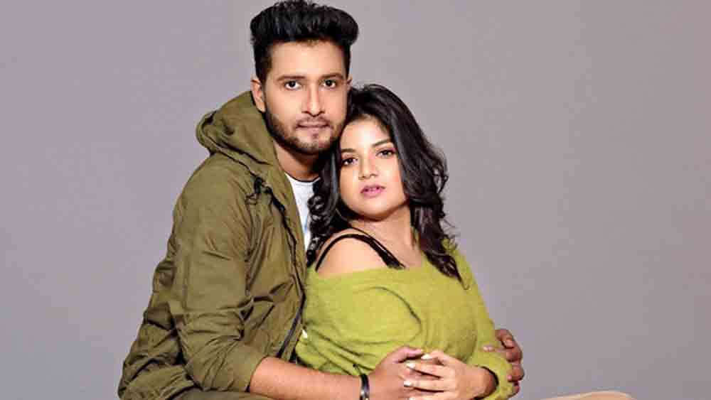 সৌপ্তিকের অনুপস্থিতিতে নাকি কলকাতায় লিভ ইন করছেন তাঁর প্রেমিকা রণিতা দাস