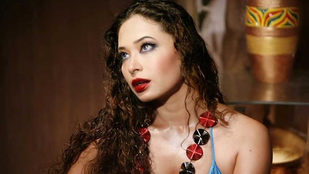 তবে ইশিকার দাবি, নিজের অ্যাপে ইরোটিক ছবি রাখলেও বিদেশে পূর্ণমাত্রার পর্ন ছবিই বিক্রি করতেন রাজ। শ্যুটিংয়ে গিয়ে তিনি তা বুঝেছিলেন।