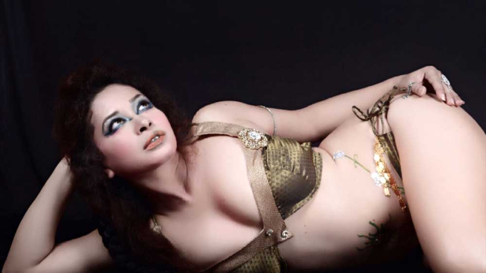 ইশিকার কথায়, তাঁকে আর্ট শ্যুটের কথা বলা হলেও শ্যুটিংয়ে তাঁর চার দিকে চারটি ক্যামেরা তাক করা ছিল। এর মধ্যে একটি ছিল লো অ্যাঙ্গেলে অর্থাৎ নীচ থেকে উপরের দিকে ছবি তোলার জন্য নেওয়া। ইশিকার দাবি, তিনি বুঝেছিলেন এ ধরনের ছবি কখনওই আর্ট শ্যুটে ব্যবহার হতে পারে না।