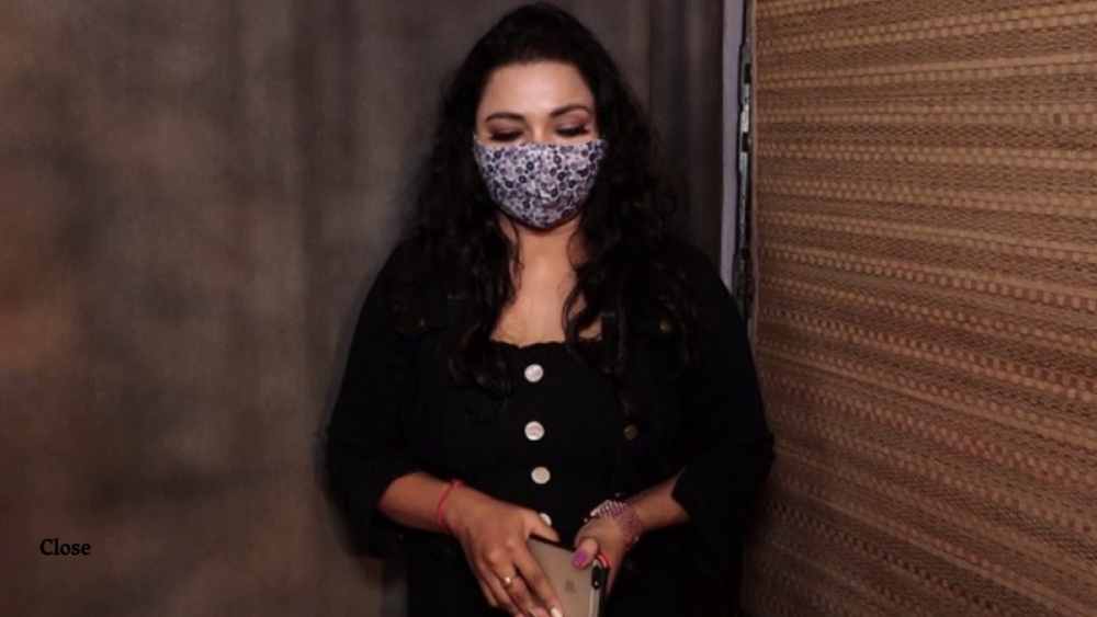 সাগরিকার কথায়, ‘‘মডেলিংয়ের কাজ করলেও লকডাউনে হাতে কাজ ছিল না। এর মধ্যেই আমার সঙ্গে যোগাযোগ করেন উমেশ।’’ রাজের সহকারী উমেশ তাঁকে ওয়েবসিরিজে অভিনয়ের প্রস্তাব দেন। কিন্তু ভিডিয়ো কলে আচমকাই তাঁকে পোশাক খুলে ফেলতে বলা হয়। উল্টো দিকে ছিলেন রাজ, উমেশ এবং মুখ ঢেকে রাখা এক ব্যক্তি।