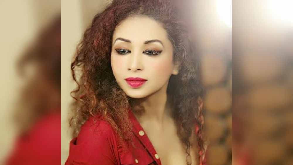 রাজের অ্যাপের বিরুদ্ধে মডেলদের কম টাকায় বেশি কাজ করিয়ে নেওয়ার অভিযোগও এনেছেন ইশিকা। তাঁর দাবি, তাঁকে টানা ২৪ ঘণ্টা কাজের প্রস্তাব দেওয়া হয়েছিল। যেখানে বলিউড এবং মডেলিং দুনিয়াতে এক দিনের কাজের সময় মাত্র আট ঘণ্টার। ইশিকা জানিয়েছেন, তাঁর মতো বহু মডেলকে এ ভাবে এক বেলার টাকায় তিনবেলার কাজ করিয়ে নিতে দেখেছেন তিনি। শেষ পর্যন্ত অবশ্য রাজের অ্যাপে কাজ করেননি তিনি।