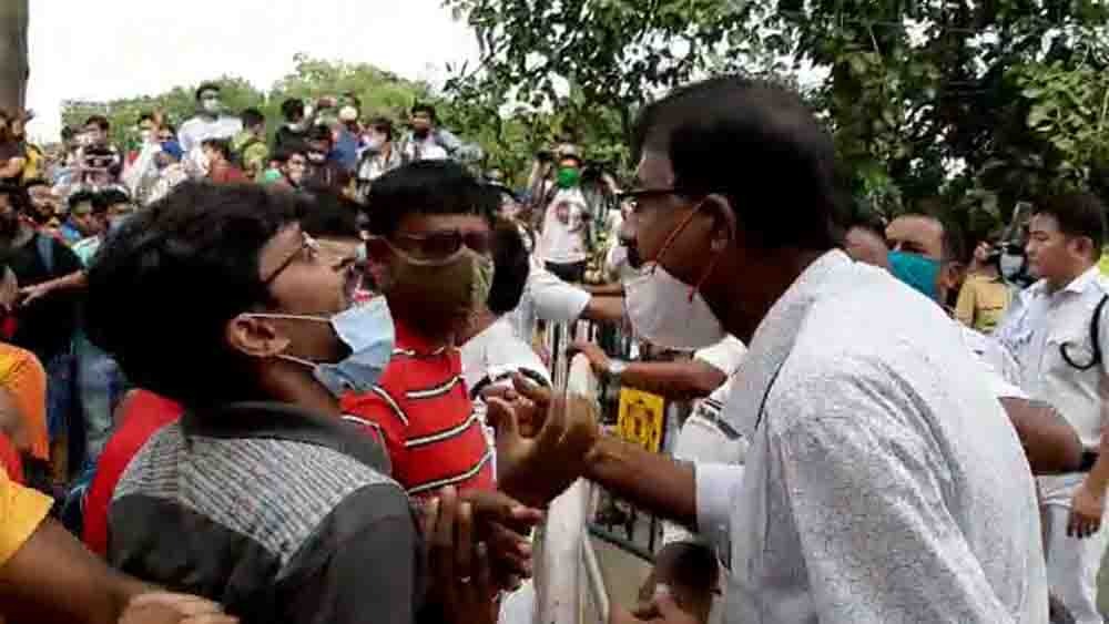 দুই গোষ্ঠীর সমর্থকদের তর্কাতর্কি।