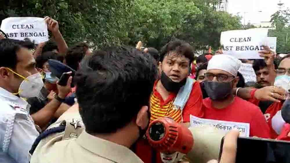 সমর্থকদের শান্ত হতে অনুরোধ করছে পুলিশ।