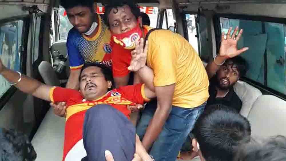 আহত সমর্থককে তোলা হচ্ছে অ্যম্বুল্যান্সে।