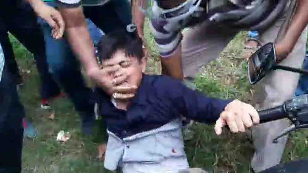 পুলিশের সঙ্গে ধস্তাধস্তি করতে গিয়ে আহত সমর্থক