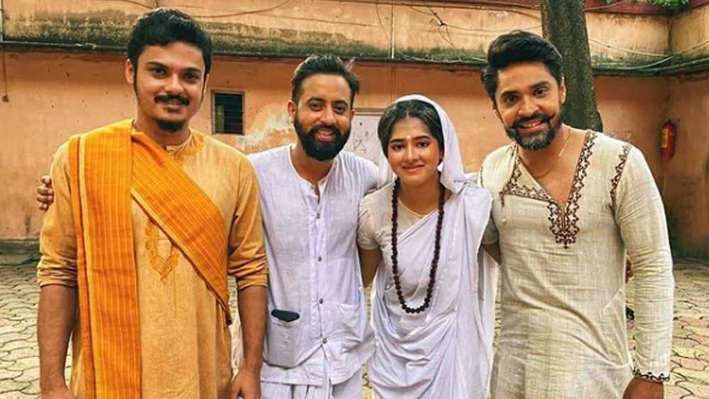 ধারাবাহিকের শেষ শ্যুটিংয়ের দিন বিশ্বাবসু বিশ্বাস, সৌরভ সাহা এবং গৌরব চট্টোপাধ্যায়ের সঙ্গে অভিনেত্রী।