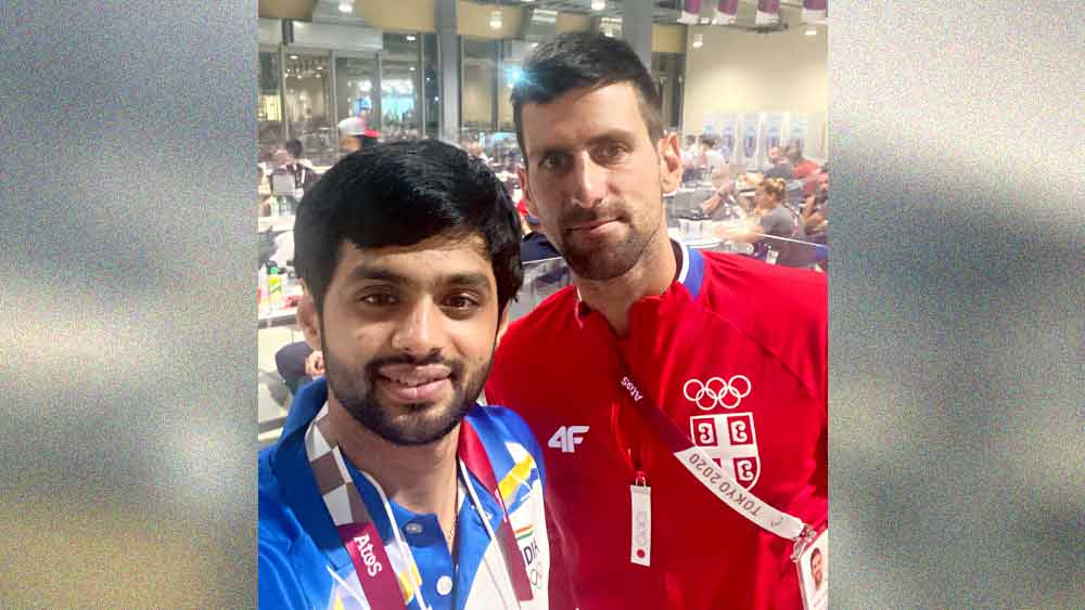 গুণমুগ্ধ: টোকিয়োয় নোভাকের সঙ্গে ছবি টুইট সাই প্রণীতের।