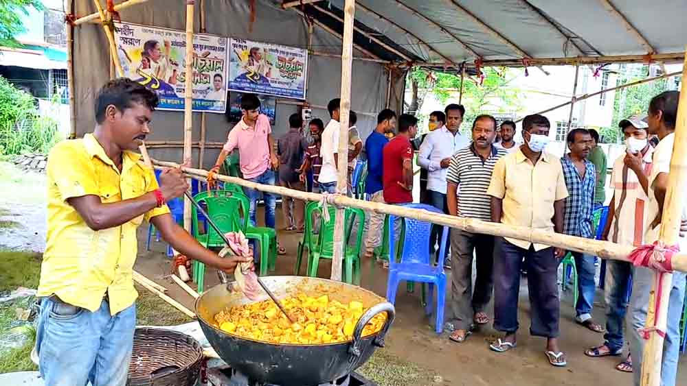 আয়োজন: চলছে মাংস রান্না। বসিরহাটের ট্যাঁটরা বাজার এলাকায়।  