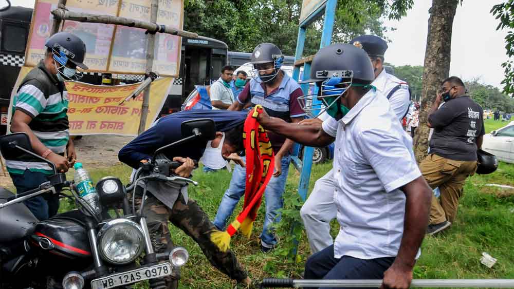 হালফিলে ফুটবল নিয়ে সমর্থকদের মধ্যে এই ক্ষোভের আগুন দেখা যায়নি। 