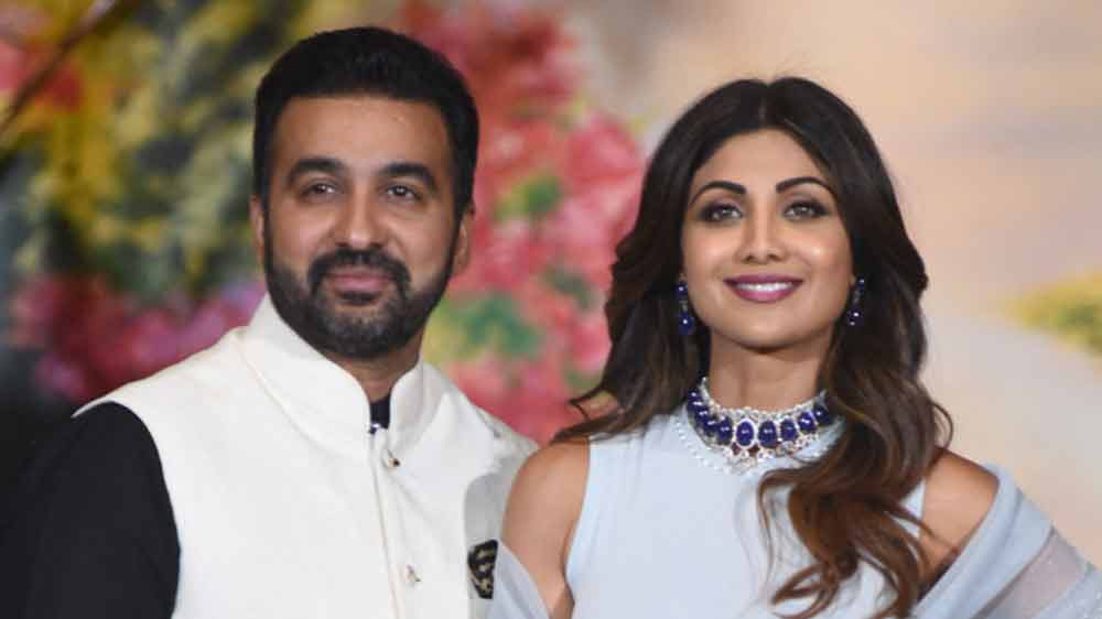 মুম্বইয়ের উপকণ্ঠে মাড আইল্যান্ডের ভাড়া নেওয়া একটি বাংলোয় দিনভর শ্যুটিং হত। 