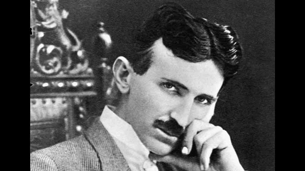 নিকোলা টেসলা: সার্বিয়ান-আমেরিকান এই নিখ্যাত প্রযুক্তিবিদ-আবিষ্কারক অল্টারনেটিভ কারেন্ট (এসি)-এর উদ্ভাবক। বিভিন্ন জিনিস আবিষ্কারের কারণে তাঁর নামে ৩০০-রও বেশি পেটেন্ট ছিল। কিন্তু আশ্চর্য ঘুমের কারণেও টেসলা এক উদাহরণ হয়ে রয়েছেন। তিনি নাকি প্রতি রাতে দু’ঘণ্টার বেশি ঘুমোতেন না। কিন্তু দিনের বিভিন্ন সময়ে তিনি সুবিধে বুঝে খানিক ক্ষণ ঘুমিয়ে নিতেন। একে টেসলা বলতেন ‘রিচার্জিং দ্য ব্যাটারি’। টেসলা বাল্যকাল থেকে দুঃস্বপ্ন দেখতেন। তাই কি ঘুমকে ভয় পেতেন এই প্রতিভাধর? উত্তর অধরা।