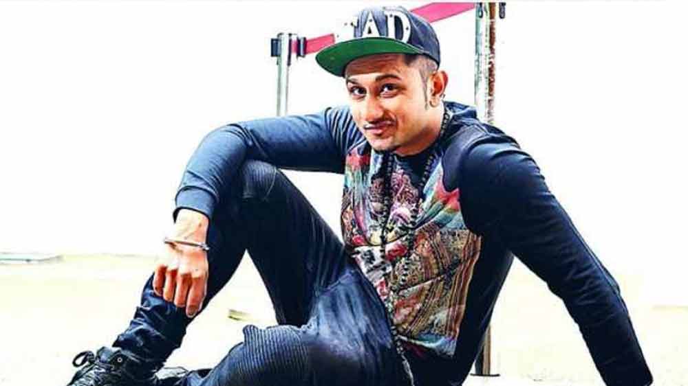 বরাবরই সঙ্গীতে আগ্রহ ছিল তাঁর। ছোট থেকেই বিভিন্ন গানের প্রতিযোগিতায় যোগ দিতেন। গান নিয়েই যে তিনি কেরিয়ার গড়তে চান সে ব্যাপারে নিশ্চিত ছিলেন হানি।