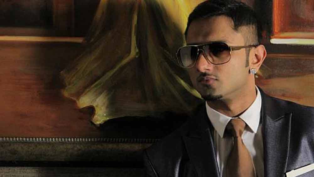 ব্রিটেনের ট্রিনিটি স্কুলে সঙ্গীত নিয়ে পড়াশোনা করেছেন। সেখানেই নামের আগে যোগ করার জন্য ‘ইয়ো ইয়ো’ শব্দযুগল পেয়ে যান তিনি। ‘ইয়ো ইয়ো’-র অর্থ হল আপনার আপন। কলেজে বন্ধুরা এই শব্দটির ব্যবহার করতেন খুব। সেখান থেকেই এটি শিখেছিলেন হানি।