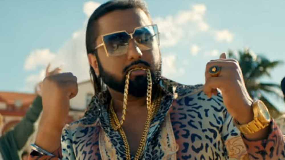 দেশে ফিরে হানি নিজের একটি ব্যান্ড বানিয়ে ফেলেন। তাঁর সঙ্গে ব্যান্ডের হয়ে কাজ করতেন বাদশা এবং রফতার নামে দু’জন র‌্যাপার। তাঁদের ব্যান্ড মূলত পঞ্জাবি গান গাইত।