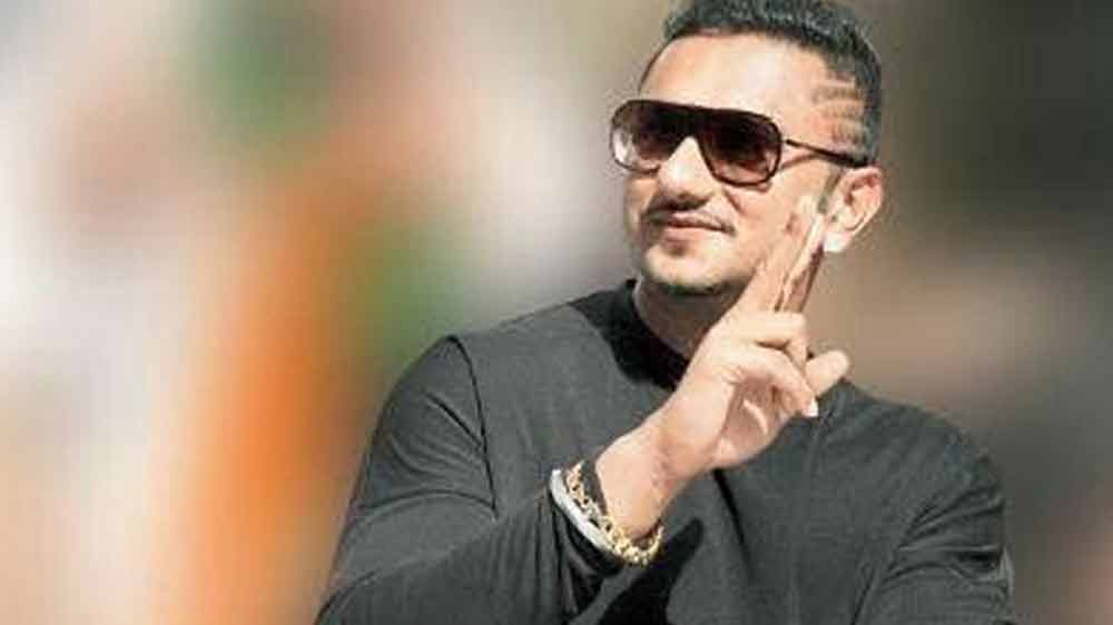 ওই বছরই হানির গানের অ্যালবাম ‘ইন্টারন্যাশনাল ভিলেজার’ মুক্তি পায়। এই অ্যালবামের প্রতিটি গান সুপারহিট হয়েছিল।