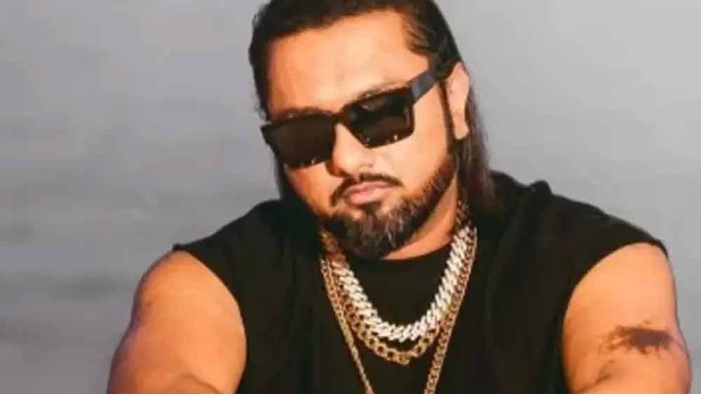 পঞ্জাবি ইন্ডাস্ট্রিতে জনপ্রিয় এই গায়ক এ বার বলিউডে ডাক পেতে শুরু করেন। বলিউডে তাঁর প্রথম গান ‘শকল পে মত জা’ ছবির। হানি যে গানে হাত দিচ্ছিলেন সেটাই সুপারহিট হয়ে যাচ্ছিল তখন।