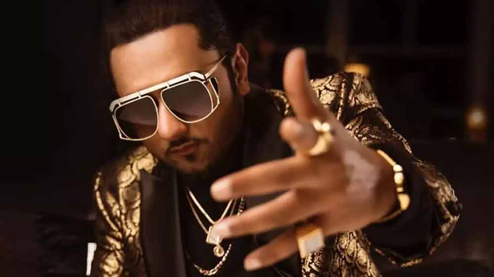 বলিউডে গান, টেলিভিশনে বিভিন্ন অনুষ্ঠানে যোগদান, ইউটিউব চ্যানেল— সব দিকই সমান্তরাল ভাবে সামলাচ্ছিলেন হানি। বলিউড এবং ইউটিউব দু’টিতেই সমান জনপ্রিয় হয়ে উঠছিলেন ক্রমশ। যুব সমাজের কাছে হানি হয়ে উঠেছিলেন রকস্টার।