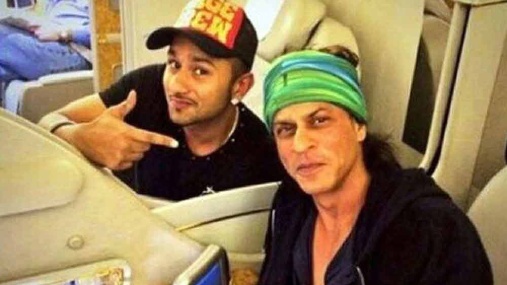 ২০১৪ সালে ‘হ্যাপি নিউ ইয়ার’ ছবি করছিলেন শাহরুখ। এই ছবিতে হানির একটি গান রাখতে চেয়েছিলেন শাহরুখ। কিন্তু ছবির সুরকারের সেটা পছন্দ ছিল না। হানিকে কাজ দিতে পারেননি ঠিকই, কিন্তু বিষয়টিকে হালকা করার জন্য শাহরুখ ছবির প্রচারমূলক অনুষ্ঠানে বন্ধু হানিকে সঙ্গে নিয়ে যান।