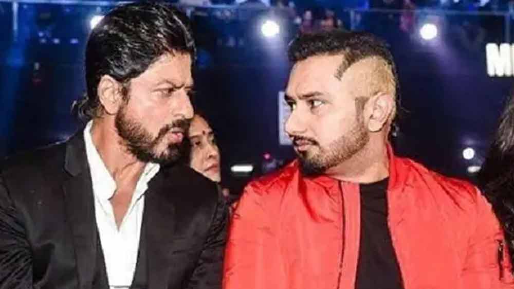 এই সময়টিই হানির জীবনের মোড় ঘুরিয়ে দিয়েছিল। ওই প্রচারমূলক অনুষ্ঠানে কোনও একটি বিষয় নিয়ে শাহরুখের সঙ্গে তর্ক জুড়ে দিয়েছিলেন হানি। বলিউড বাদশাও বিষয়টি সহ্য করেননি। প্রকাশ্যে হানিকে চড় পর্যন্ত মেরেছিলেন শাহরুখ।