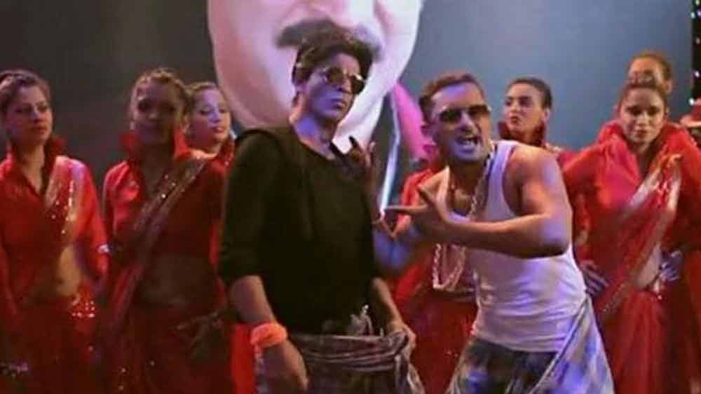 কী নিয়ে তাঁদের মধ্যে ঝামেলা হয়েছিল তা আজও পরিষ্কার নয়। তবে এর পর শুধু শাহরুখের জীবন থেকেই নয়, বলিউড থেকেও যেন গায়েব হয়ে যান হানি। দু’বছর সে ভাবে তাঁর কোনও খোঁজ পাওয়া যায়নি। নিজেকে সারা ক্ষণই বাড়িতে বন্দি রাখতেন। কয়েক জন ছাড়া কারও সঙ্গে কথা বলতেন না। গান গাওয়াও ছেড়ে দিয়েছিলেন।