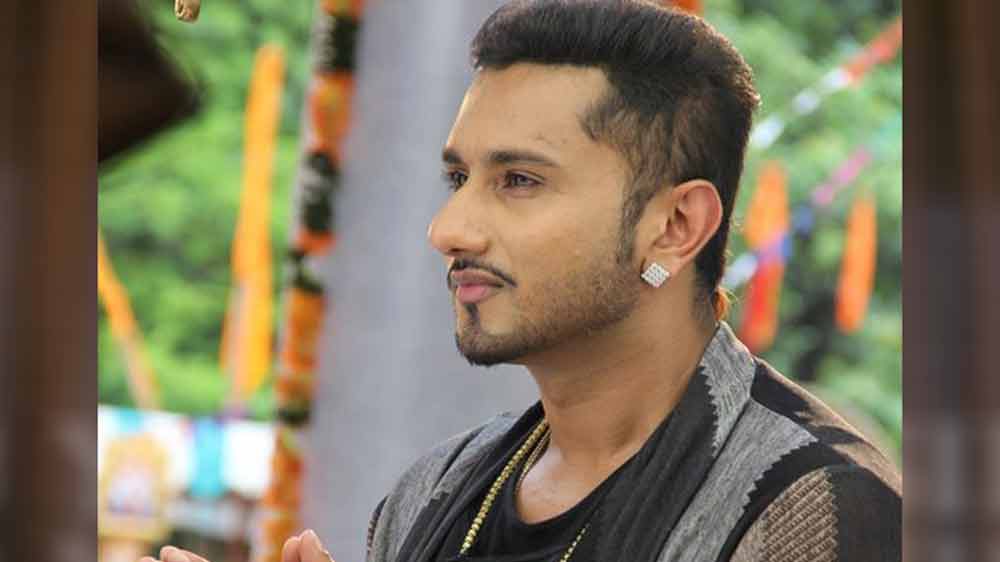 টানা দু’বছর ওই একটি মাত্র ছবি ছাড়া হানির এক ঝলকও দেখতি পাননি কেউ। দু’বছর পর নিজেই সকলের সামনে হাজির হন তিনি। সবাইকে অবাক করে দিয়ে তাঁর অদৃশ্য হয়ে যাওয়ার কারণ জানান।